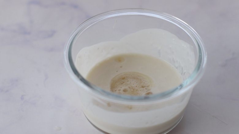 蓝莓酸奶慕斯,将吉利丁液加入步骤8中,搅拌均匀