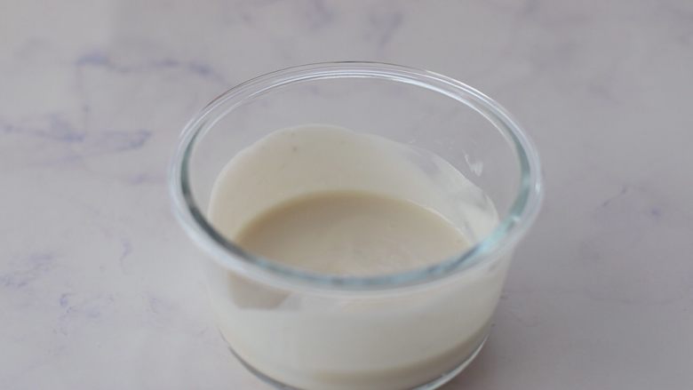 蓝莓酸奶慕斯,再加入砂糖,搅拌均匀