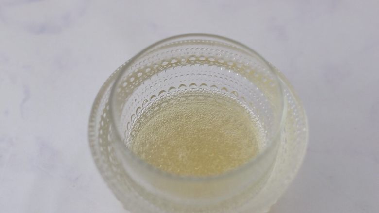 蓝莓酸奶慕斯,将泡软的吉利丁沥水,隔热水融化成液态