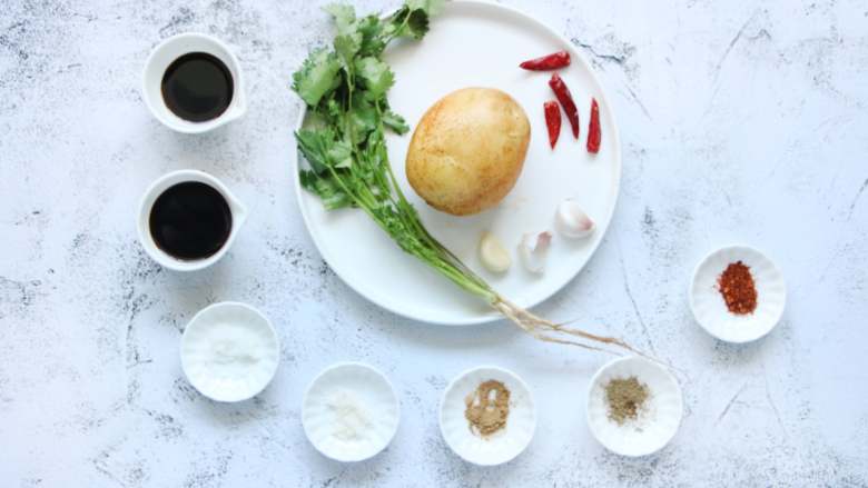 酸辣土豆片,准备好所需食材和调味。