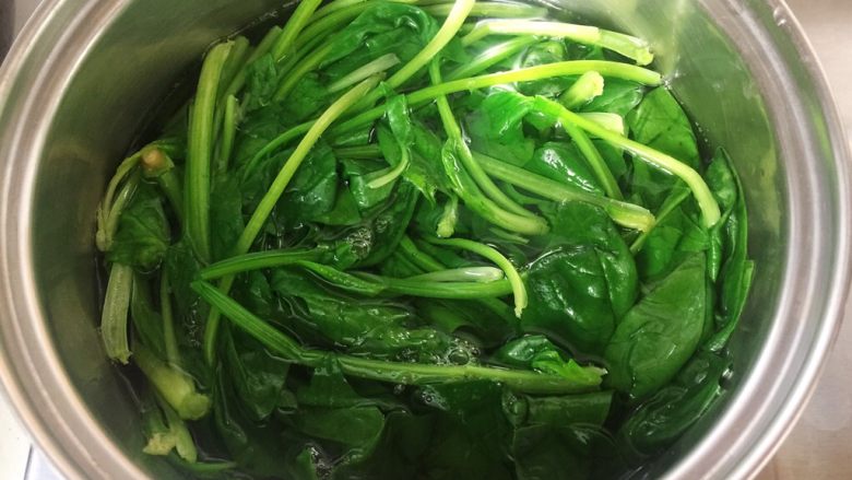 薄荷豆沙松糕,<a style='color:red;display:inline-block;' href='/shicai/ 117'>菠菜</a>洗净,开水中烫熟