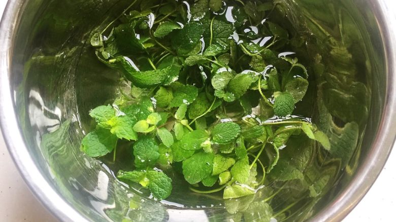 薄荷豆沙松糕,薄荷洗净,盐水中浸泡