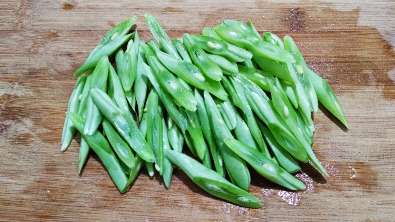 豆角焖面,豆角去头尾斜切(斜切为了豆角熟得更快)