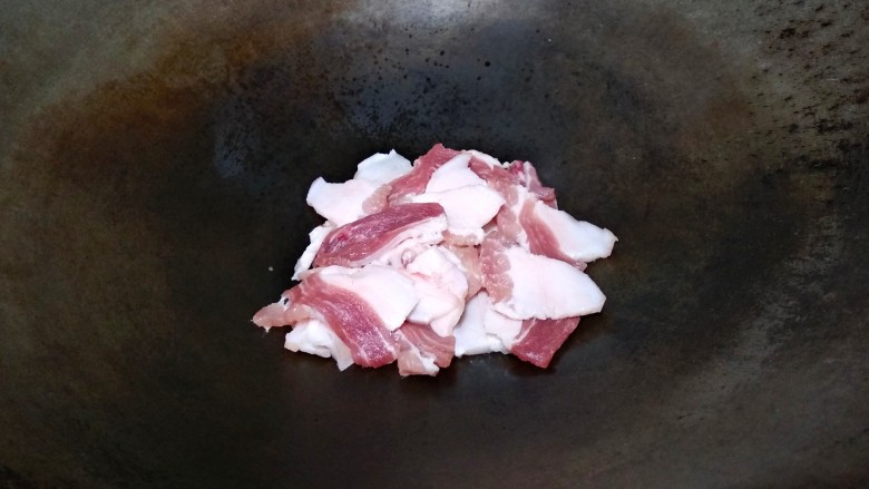 豆角焖面,起锅,放入肉片。