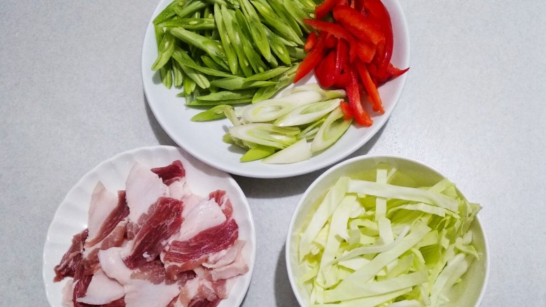 豆角焖面,莲白事先切好的,准备工作已做好。