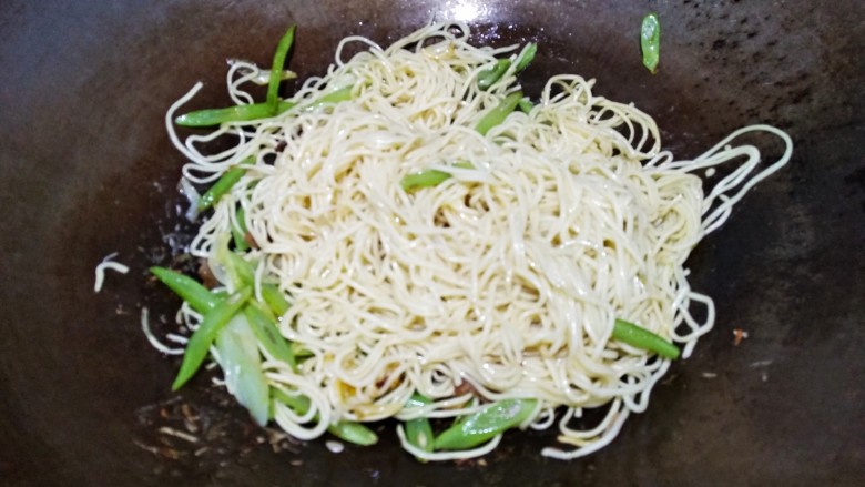 豆角焖面,再盖上盖子焖一会儿,汤汁焖干。