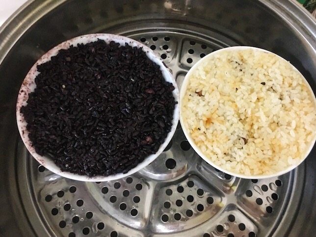 肉松蛋黄八宝饭,下面就是组装八宝饭啦！取一个大小合适的碗，或者任何喜欢的模具，怕粘的话可以垫上一层保鲜膜。底上铺上坚果和部分<a style='color:red;display:inline-block;' href='/shicai/ 432'>肉松</a>，这一步要摆得好看些，摆成什么样子，一会倒扣过来就是什么样子了。压上一层糯米，铺上腊肠、蛋黄、<a style='color:red;display:inline-block;' href='/shicai/ 432'>肉松</a>，再压上剩余的糯米，稍微压实一些，到这里咸味八宝饭就做好了。用保鲜膜密封好（不要从模具里取出来），冷藏可以保存2天，冷冻可以保存一周。要吃的时候拿出来带着碗微波炉打5分钟，或者揭开表面保鲜膜上汽后蒸15分钟。加热好之后取个盘子倒扣过来，去掉保鲜膜就可以了。