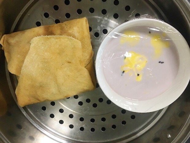肉松蛋黄八宝饭,把边上的纱布折起来盖在糯米上方,蒸锅大火上汽之后大约蒸40分钟,时间差不多的时候可以揭开尝一下糯米是不是软糯了。
