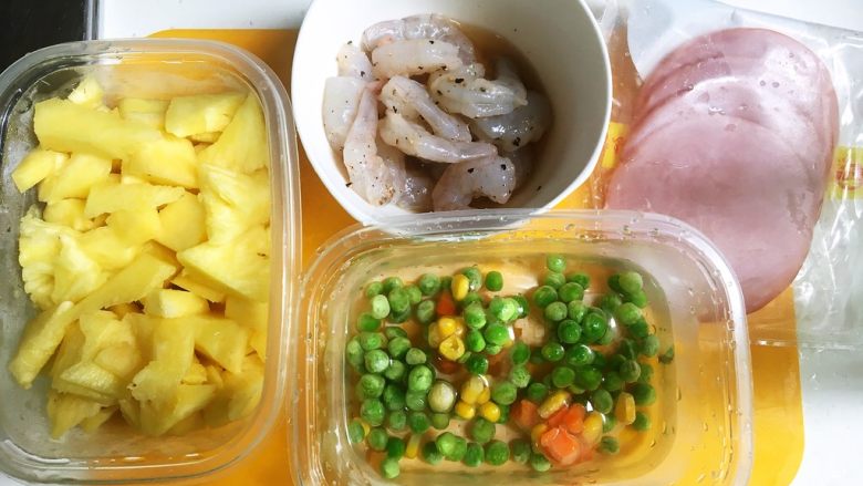 零失败-有颜有料菠萝炒饭,准备好材料