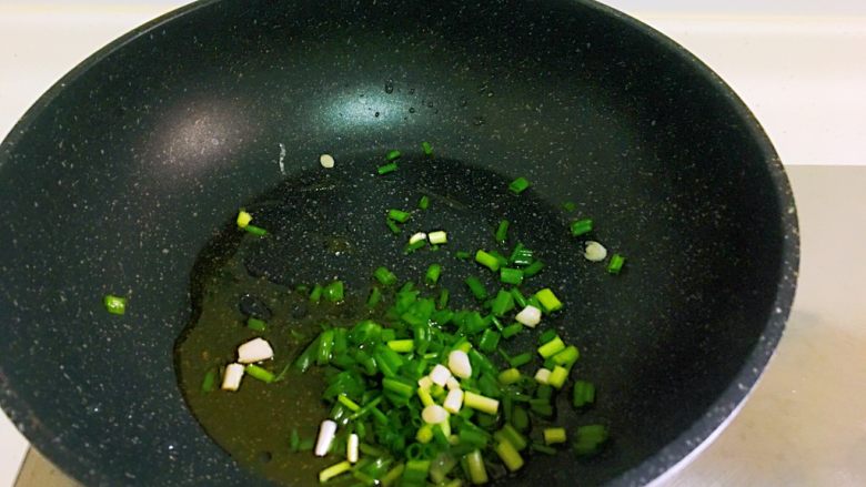 零失败-有颜有料菠萝炒饭,不粘锅少油放入葱花爆香