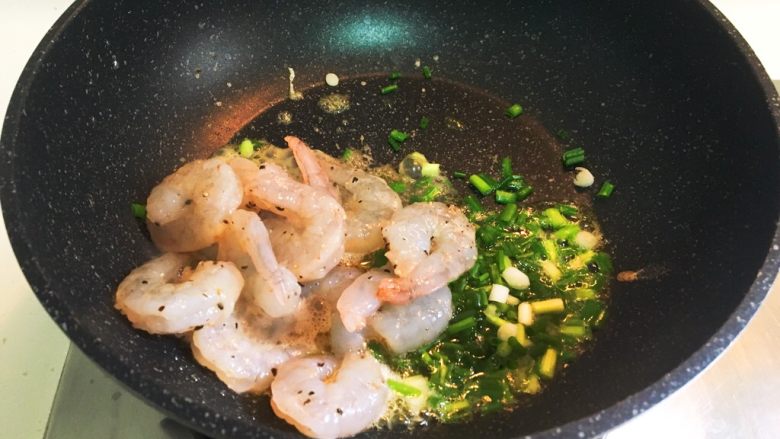 零失败-有颜有料菠萝炒饭,再放入腌制好的虾仁,翻炒