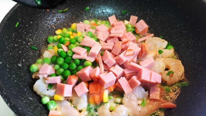 零失败-有颜有料菠萝炒饭,之后放入青豆杂粮,火腿片一起翻炒,盛出备用