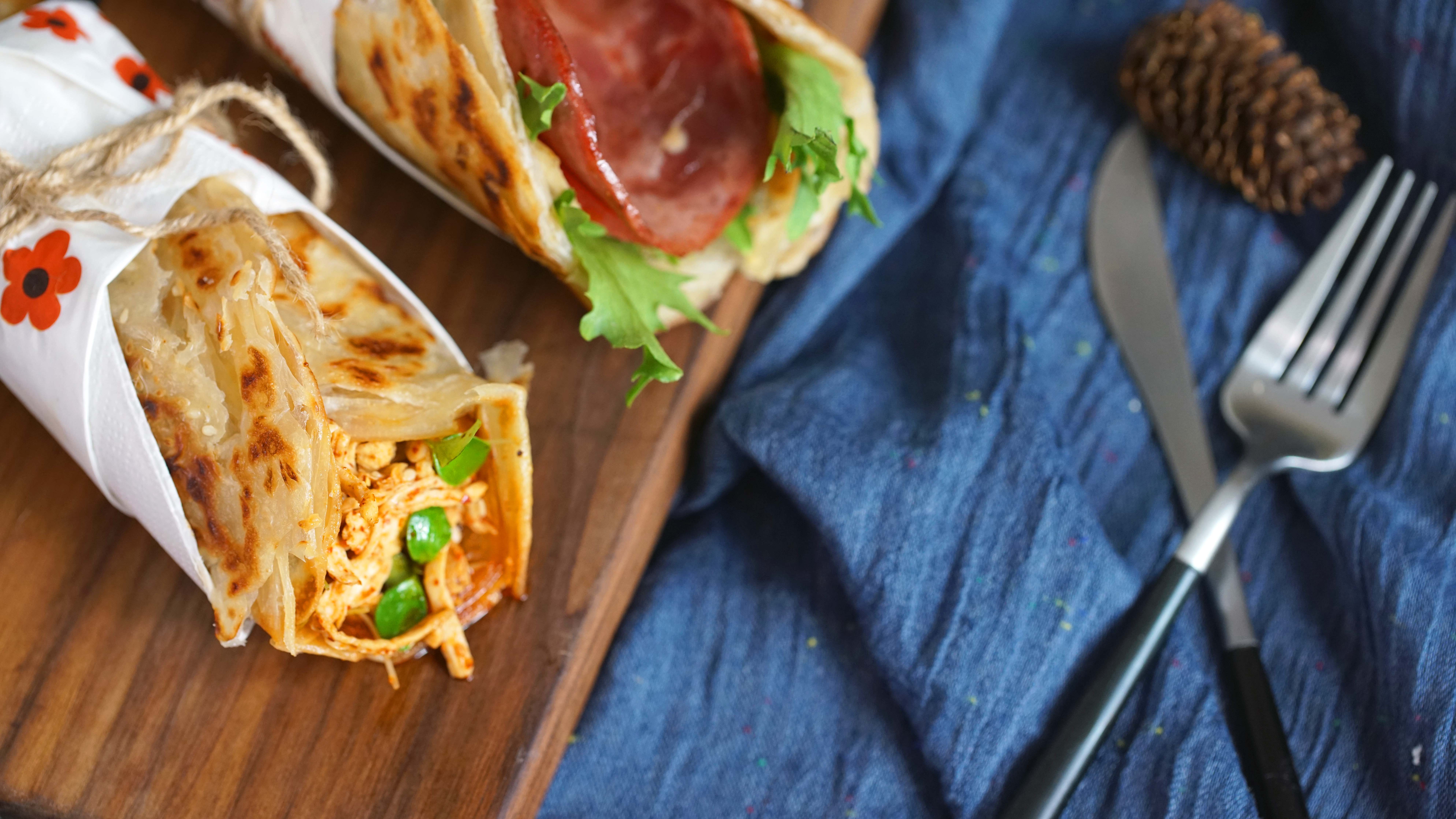 手抓饼花式新吃法，经典火腿蛋vs创意麻辣鸡丝你选哪个？