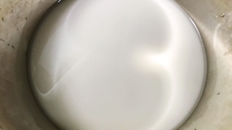 广式茶点——香煎马蹄糕,加入600克清水搅拌均匀后过筛一次