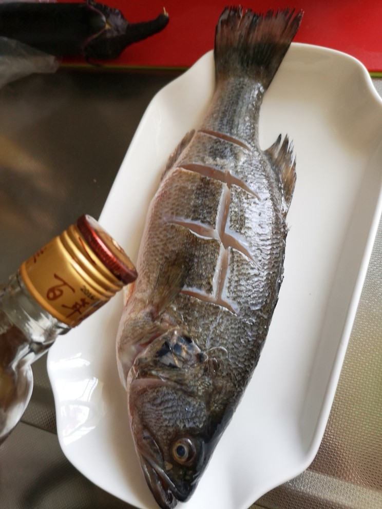 清蒸鲈鱼,均匀的抹点<a style='color:red;display:inline-block;' href='/shicai/ 718'>料酒</a>