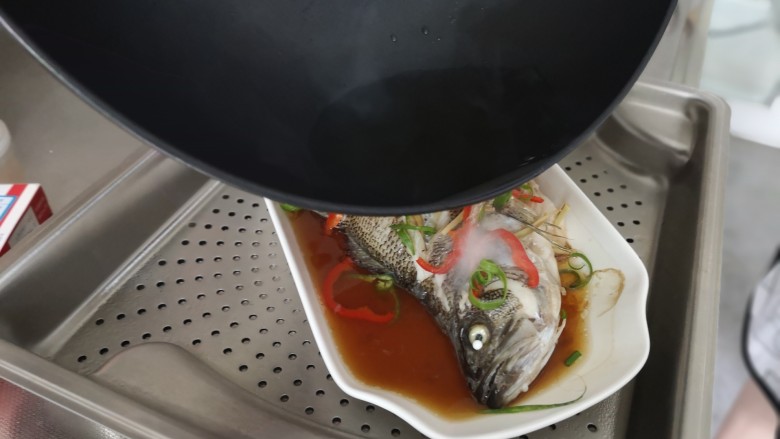 清蒸鲈鱼,锅里放油烧热