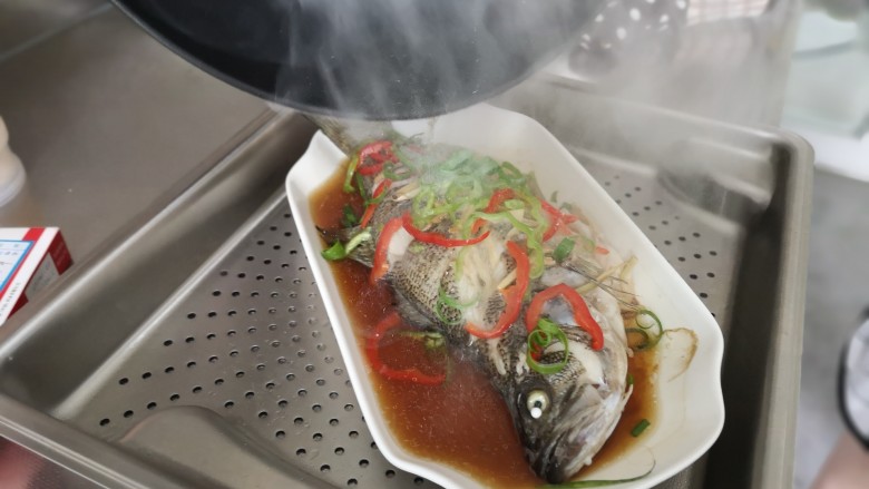 清蒸鲈鱼,均匀的浇在鱼身上