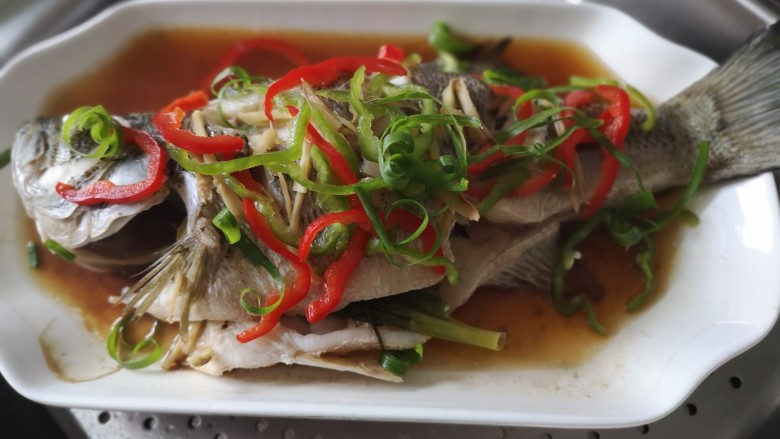 清蒸鲈鱼,<a style='color:red;display:inline-block;' href='/shicai/ 61'>青椒</a>，红椒，葱（用手撕）均匀的铺上