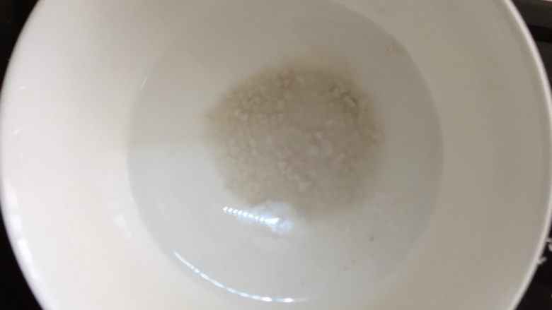 油焖大虾,这时取一碗,加入5g干淀粉和适量水,搅拌均匀