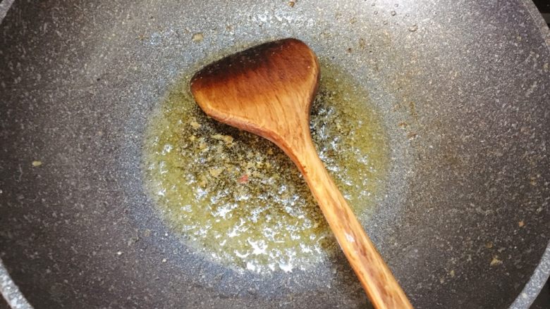 油焖大虾,把虾和一半的油捞起,锅中剩一半油