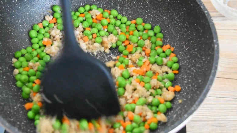豌豆肉末盖饭—色彩缤纷,营养丰富还超级下饭,大火翻炒。