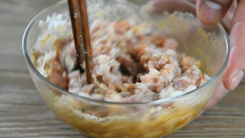 豌豆肉末盖饭—色彩缤纷,营养丰富还超级下饭,肉末中加入1勺生抽、1勺老抽、1勺淀粉,拌匀备用。