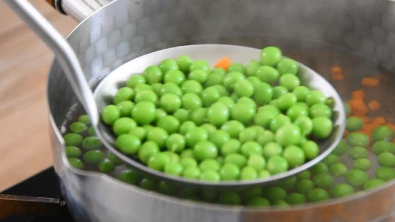 豌豆肉末盖饭—色彩缤纷,营养丰富还超级下饭,水开捞出