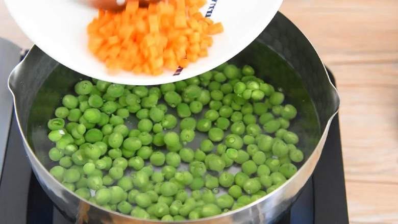 豌豆肉末盖饭—色彩缤纷,营养丰富还超级下饭,滚水入豌豆、胡萝卜。