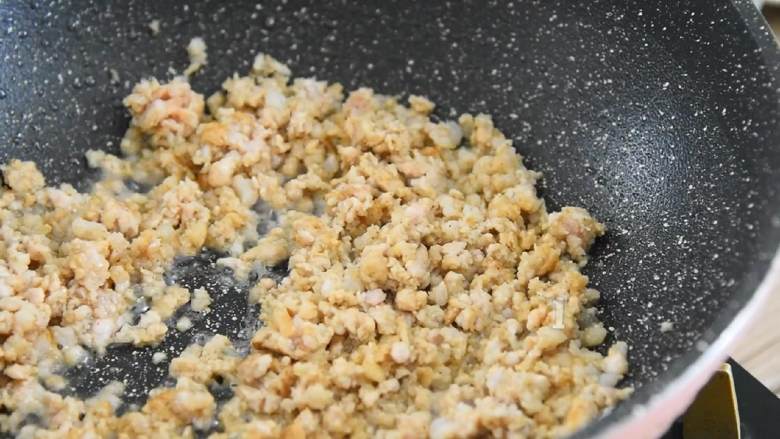 豌豆肉末盖饭—色彩缤纷,营养丰富还超级下饭,油温6成热下肉末,快速炒散。