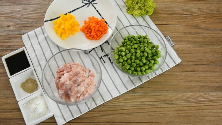 豌豆肉末盖饭—色彩缤纷,营养丰富还超级下饭,【主料】肉末 150克|豌豆 150克
【辅料】:生抽 2勺|胡椒粉 1勺|胡萝卜 半根|淀粉 2勺|黄甜椒 半个|料酒 1勺