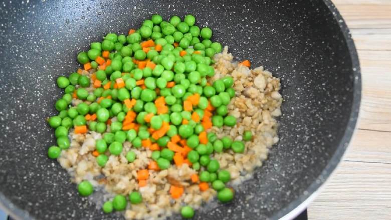 豌豆肉末盖饭—色彩缤纷,营养丰富还超级下饭,倒入豌豆、胡萝卜。