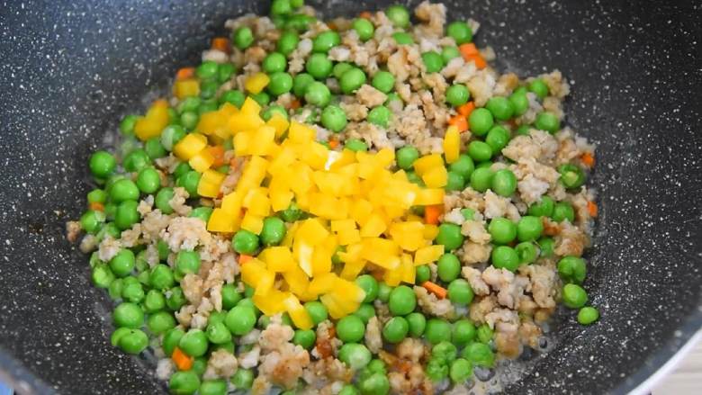 豌豆肉末盖饭—色彩缤纷,营养丰富还超级下饭,加入1勺生抽、黄甜椒,炒至断生。