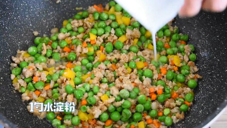 豌豆肉末盖饭—色彩缤纷,营养丰富还超级下饭,最后加入1勺水淀粉,炒匀即可。