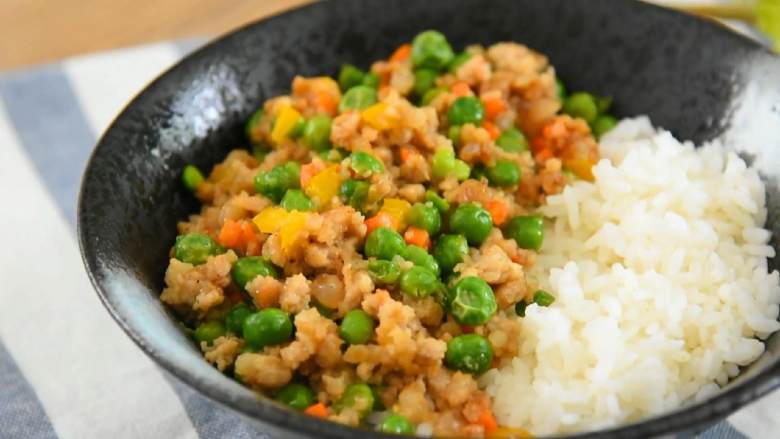 豌豆肉末盖饭—色彩缤纷,营养丰富还超级下饭,分量十足的豌豆肉末盖饭,不要错过哦!
