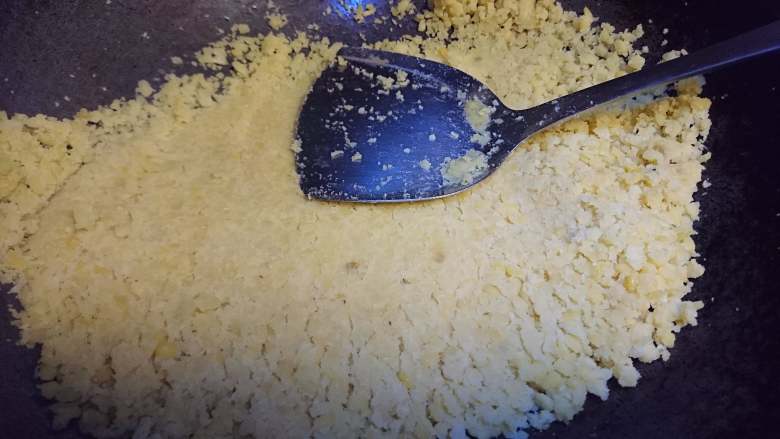 夏日解暑绿豆糕,改小火,先用锅铲压平