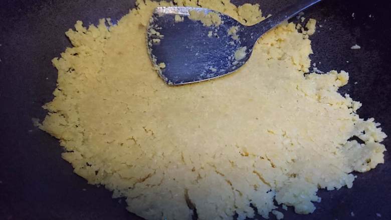 夏日解暑绿豆糕,反复到觉得绿豆细腻为止,中途可以加入剩下的一半玉米油一起翻炒