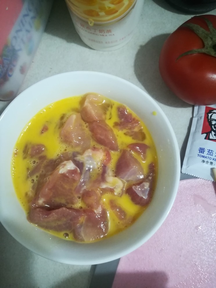 开胃酸甜辣肉块,<a style='color:red;display:inline-block;' href='/shicai/ 9'>鸡蛋</a>打碎,肉切成小块放进去