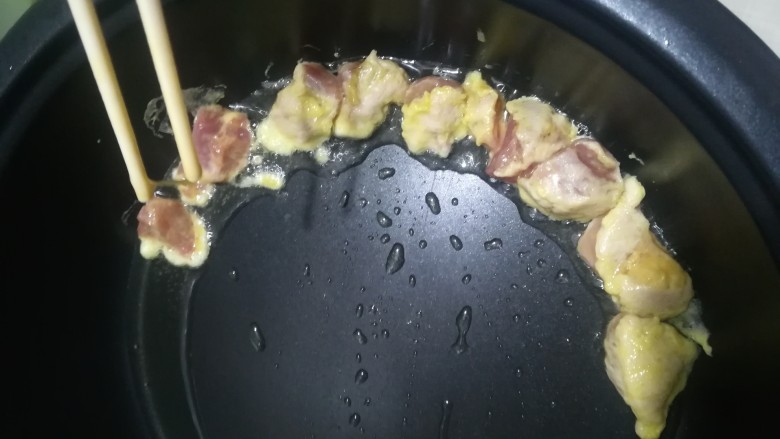 开胃酸甜辣肉块,我没有煤气炉,就一个锅,所以加油煎