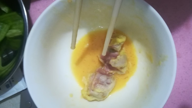 开胃酸甜辣肉块,有剩下的蛋液,可以把肉再裹一次蛋液