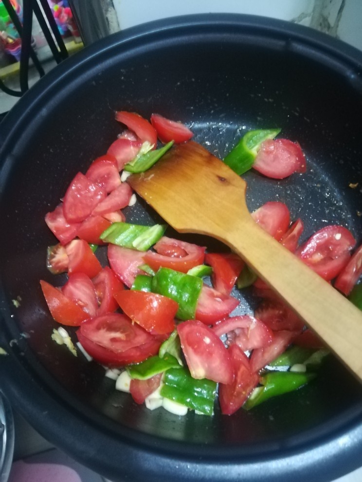 开胃酸甜辣肉块,加油,炒香蒜末,加入切好的青椒和西红柿