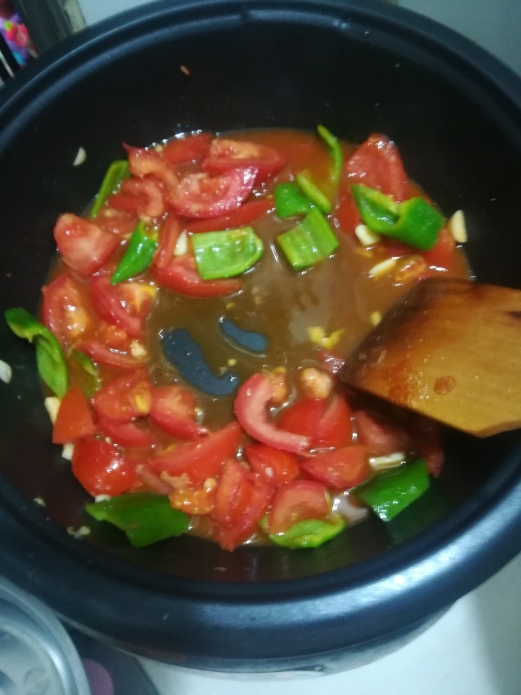 开胃酸甜辣肉块,加入酱油,醋,少量水,两勺糖和淀粉调成的酱汁