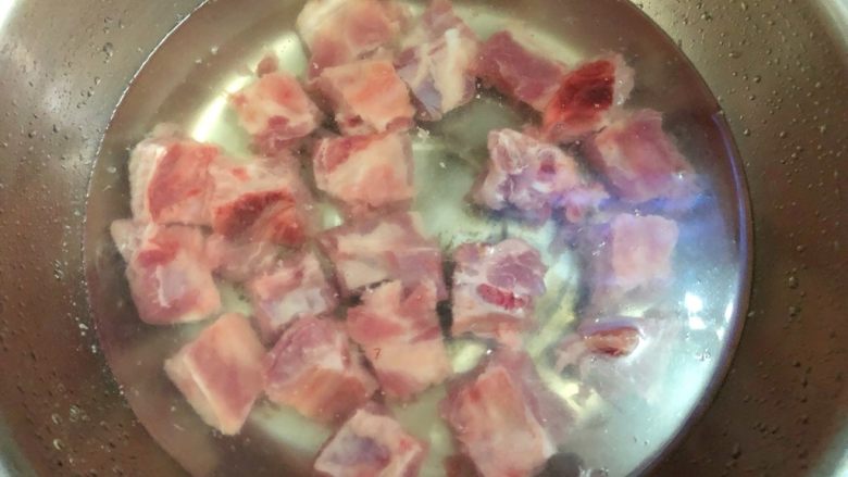 茄汁排骨,排骨洗净,用清水浸泡1个小时