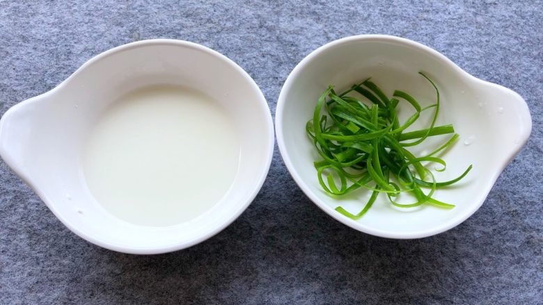 茄汁排骨,淀粉倒入少许水调成水淀粉,葱切葱丝