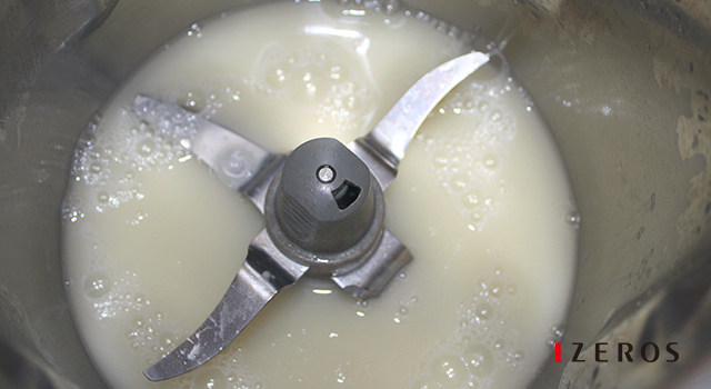 豆角肉包子,2. 将<a style='color:red;display:inline-block;' href='/shicai/ 156925'>水</a>和<a style='color:red;display:inline-block;' href='/shicai/ 731'>酵母</a>放入杯内化开