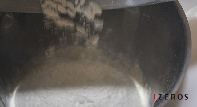 豆角肉包子,3. 倒入<a style='color:red;display:inline-block;' href='/shicai/ 519'>面粉</a>。