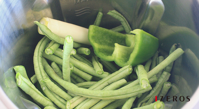 豆角肉包子,7. 再将<a style='color:red;display:inline-block;' href='/shicai/ 3639'>豆角</a>、<a style='color:red;display:inline-block;' href='/shicai/ 61'>青椒</a>、葱姜蒜放入杯内，「点动8秒」绞成碎末。