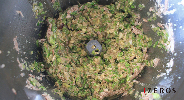 豆角肉包子,8. 放入<a style='color:red;display:inline-block;' href='/shicai/ 692'>酱油</a>、<a style='color:red;display:inline-block;' href='/shicai/ 718'>料酒</a>、<a style='color:red;display:inline-block;' href='/shicai/ 829'>十三香</a>、盐、油「速度1档，时间一分钟」混合搅拌均匀，倒出备用。