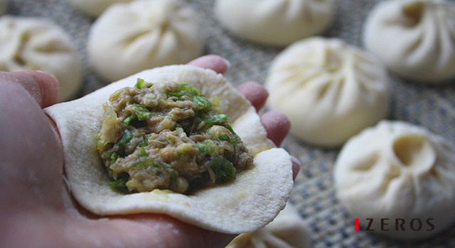 豆角肉包子,9. 发好的面团排气揉匀，分小剂子擀成中间厚四周薄的皮，