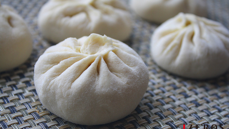 豆角肉包子,10. 将包好的包子底部撒些干粉放入蒸锅。