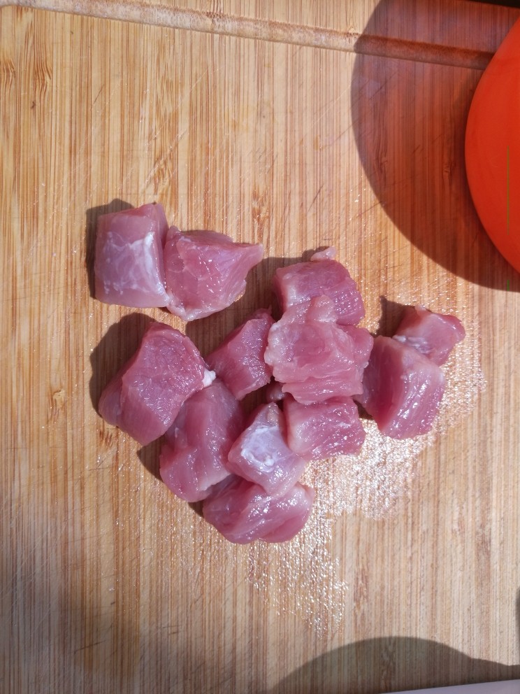 菠萝咕咾肉,里脊肉切块